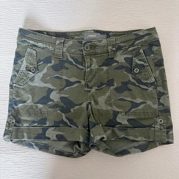 Torrid camo cargo shorts size 12 olive green stretch utility pockets - Picture 1 of 5